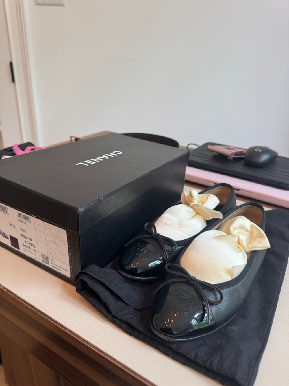 CHANEL Black Leather Ballet Flats with Cream Bow Accent 35.5
